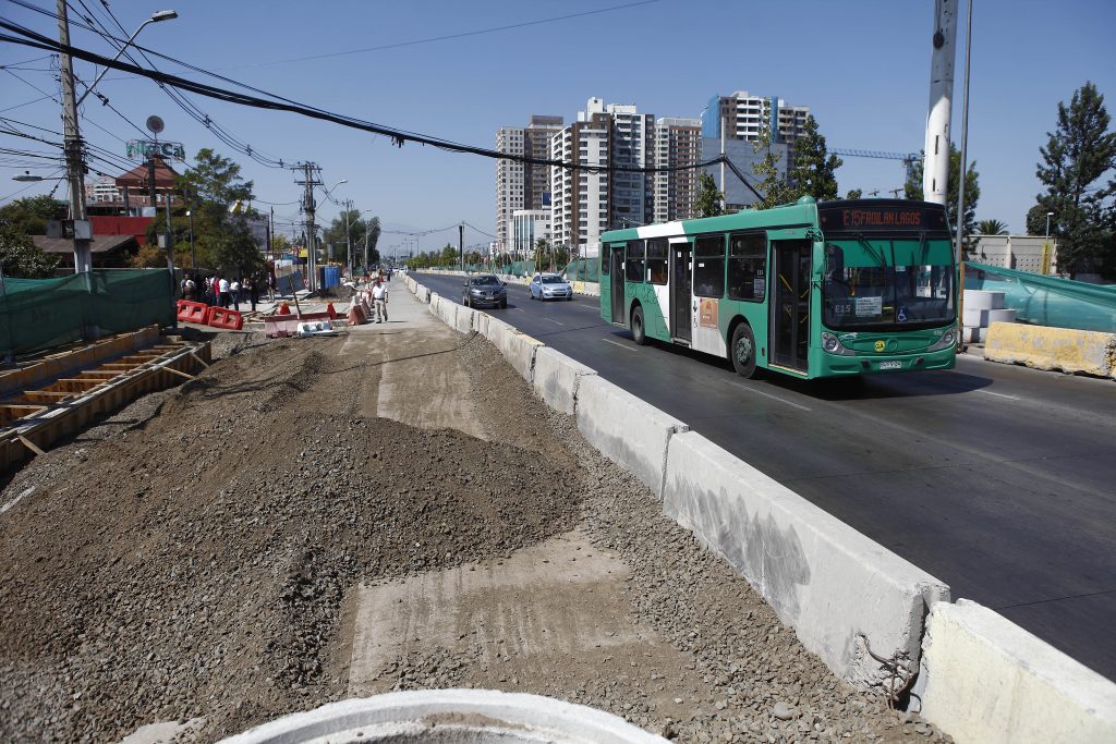 Corredor de buses en Avenida Independencia estaría listo recién en noviembre
