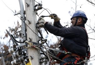 No sólo incendios forestales: vecinos de La Araucanía no tienen luz hace 8 días