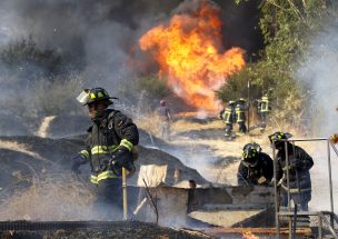 Dos fallecidos tras incendio de viviendas en Renca