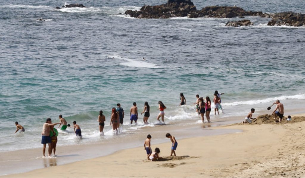 Muere hombre que quedó enterrado en túnel de arena en El Tabo: jugaba con su hijo de 8 años