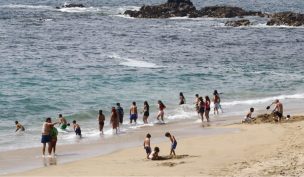 Muere hombre que quedó enterrado en túnel de arena en El Tabo: jugaba con su hijo de 8 años