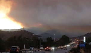 Onemi declara alerta roja en Pudahuel y Curacaví por incendio en Ruta 68