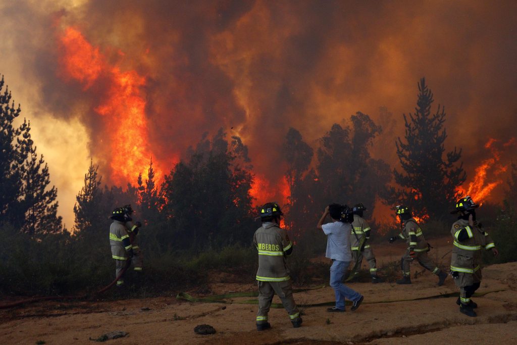 Onemi decreta alerta roja en Cautín por 27 incendios forestales