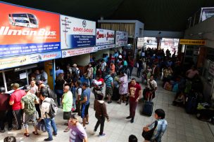 Cientos de pasajeros pernoctan en los terminales de Arica por corte de ruta