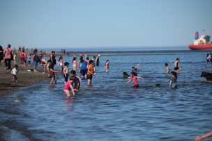 Puntarenenses se bañan al estrecho de Magallanes debido a las altas temperaturas