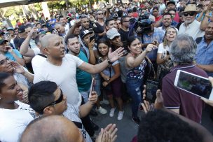 Venezolanos se enfrentaron en Plaza de Armas de Santiago por apoyo a Maduro