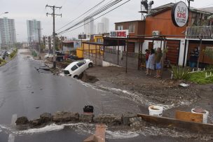 Socavón en pavimento casi se traga a automóvil en pleno temporal en Iquique