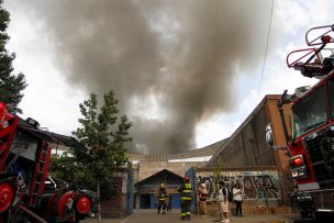 Incendio provoca la intervención de nueve compañías de Bomberos en Barrio Meiggs