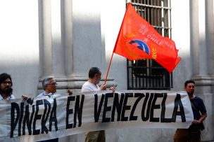 Partido Comunista protesta en La Moneda contra el viaje a Cúcuta del Presidente Piñera