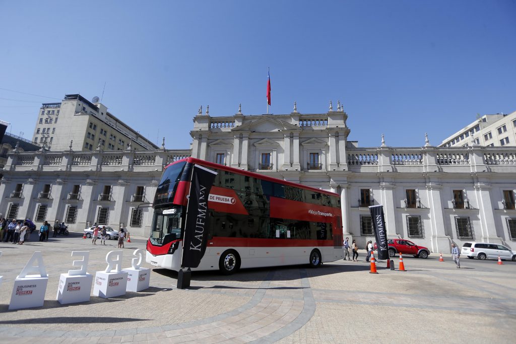 Bus de dos pisos ultratecnológico estará a prueba por un mes en el Transantiago