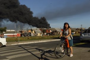 Se mantiene alerta amarilla en Talcahuano por incendio en planta de neumáticos