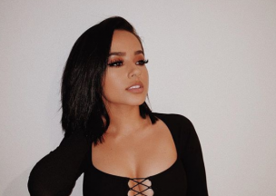 Becky G causa furor en sus fanáticos durante su paso por la alfombra roja de la Gala de Viña