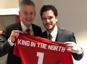 De un rey a otro rey: John Snow recibe la camiseta del Manchester United