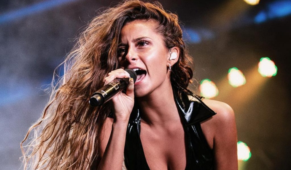Camila Gallardo deslumbró con un escotado blazer en la segunda jornada del Festival de Viña 2019