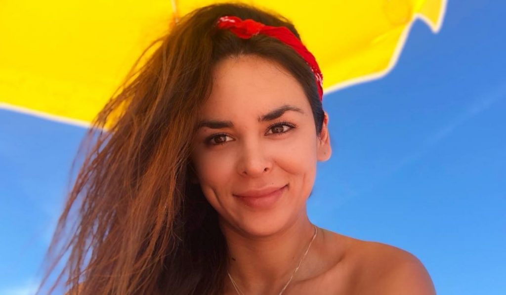 Jhendelyn Núñez compartió foto en bikini y se ganó las risas de sus fanáticos: un “pequeño” se asomó