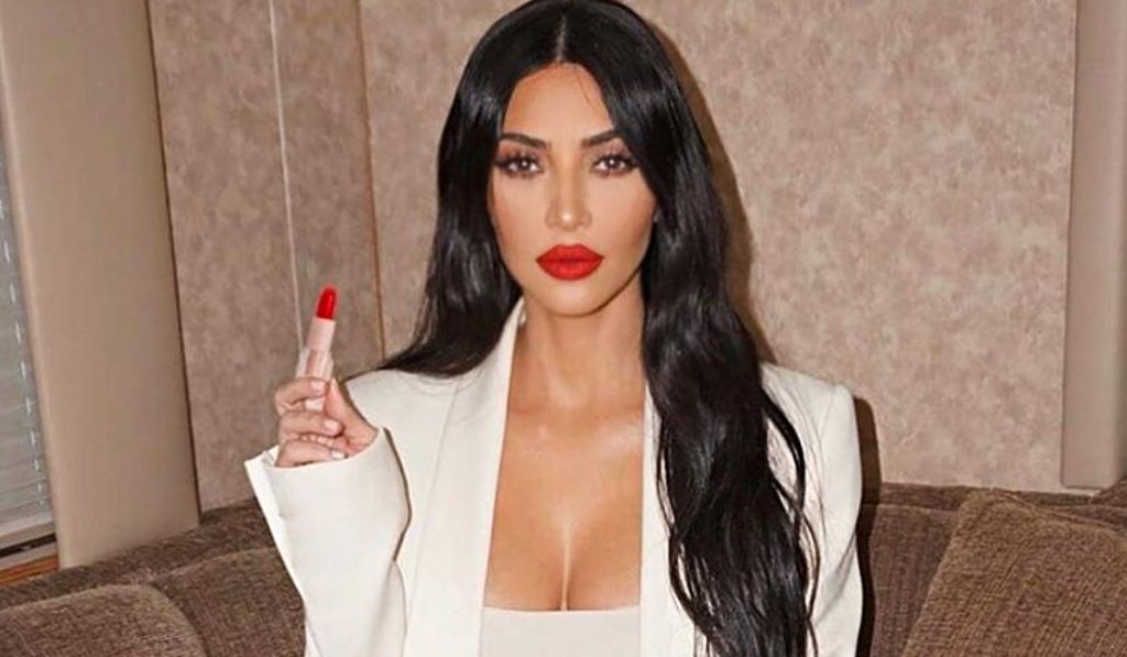 ¿Mostró más de la cuenta? Kim Kardashian se robó las miradas con diminuto y “escotado” vestido