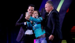 Osada fanática de Marc Anthony lo logró: subió al escenario, se tomó una selfie y hasta bailó con él