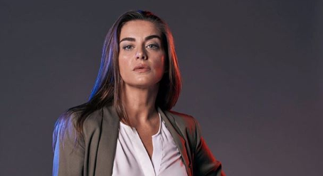 Ingrid Cruz se escapa de las grabaciones de “Juegos de Poder” para ir a la playa