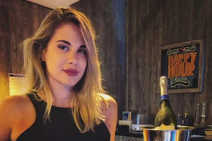 “Bellísima”: Laura Prieto compartió sensual imagen en bata y recibió múltiples elogios de sus seguidores