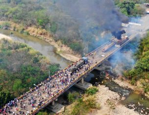 Venezuela rompe relaciones con Colombia y queman camión que ingresó con ayuda humanitaria