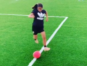 Hija de “Chupete” Suazo se luce mostrando sus dotes para el fútbol