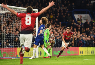 Alexis Sánchez ingresa desde el banco en victoria del Manchester United ante el Chelsea en Copa FA