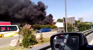 Colisión entre camiones provoca emergencia y alta congestión en autopista Vespucio Norte