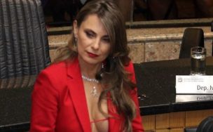 Diputada brasileña recibió una ola de críticas por escotado vestido que usó al jurar