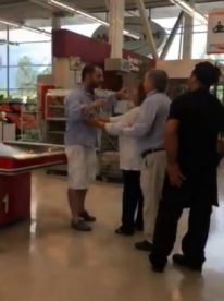 Sujeto hace berrinche en supermercado y amenaza con demandar a quien se le cruce