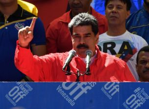 Maduro denuncia ataque que prolonga apagón y Guaidó eleva la presión