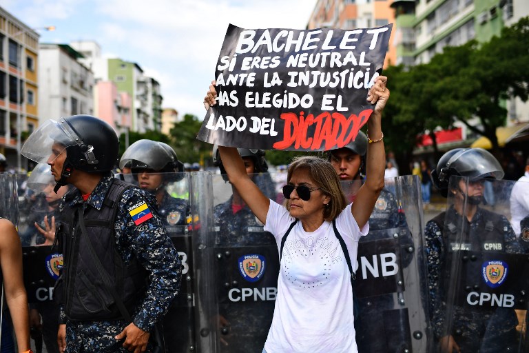 “Has elegido el lado del dictador”: Fuertes consignas contra Bachelet en protestas por apagón en Venezuela