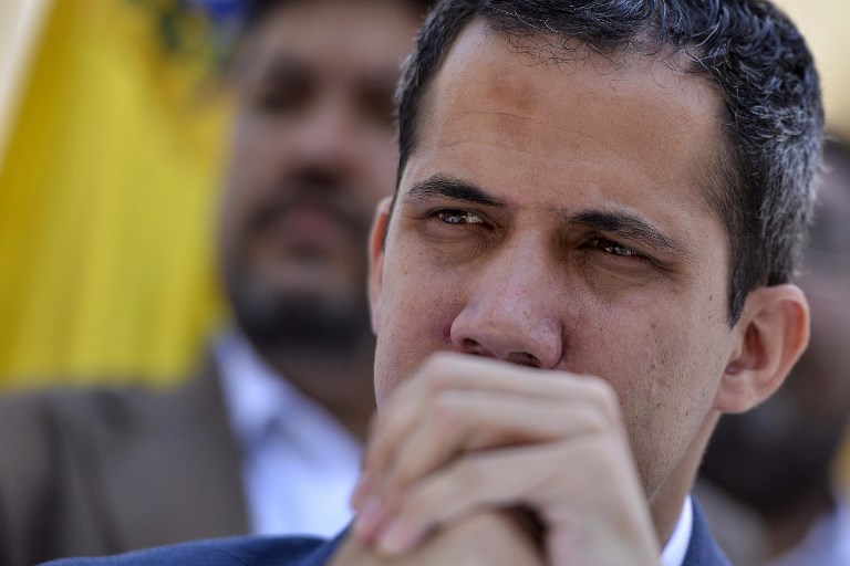 Contraloría venezolana prohíbe transacciones bancarias con Guaidó