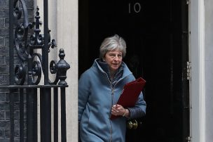 Renuncian tres ministros de Theresa May, que sigue perdiendo poder en discusión por el 