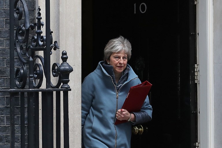 Renuncian tres ministros de Theresa May, que sigue perdiendo poder en discusión por el “Brexit”