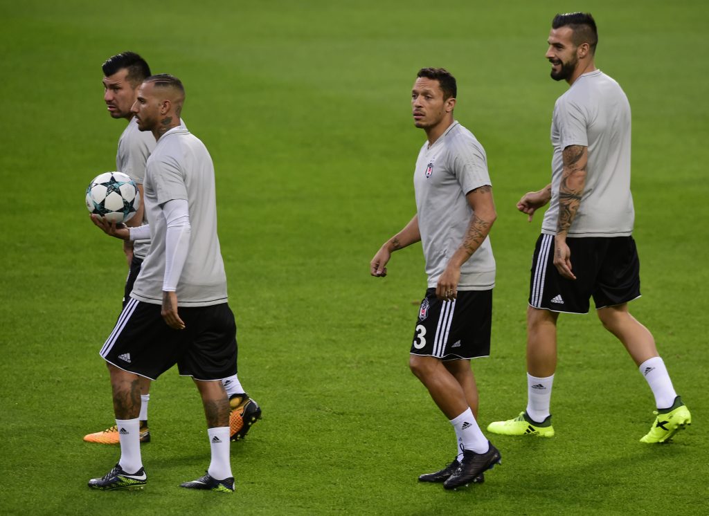 Gary Medel tiene un duro altercado con histórico jugador portugués en el Besiktas