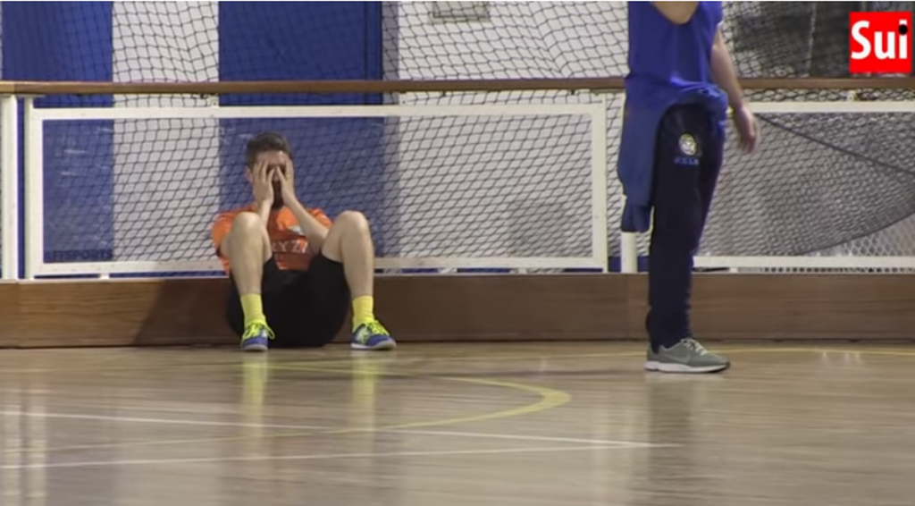 Jugador de fútbol sala fallece en pleno partido ante la mirada de hinchas y compañeros