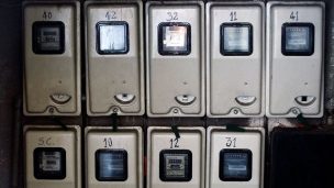 Empresas eléctricas pagarán $10.000 a los propietarios de los medidores de luz antiguos