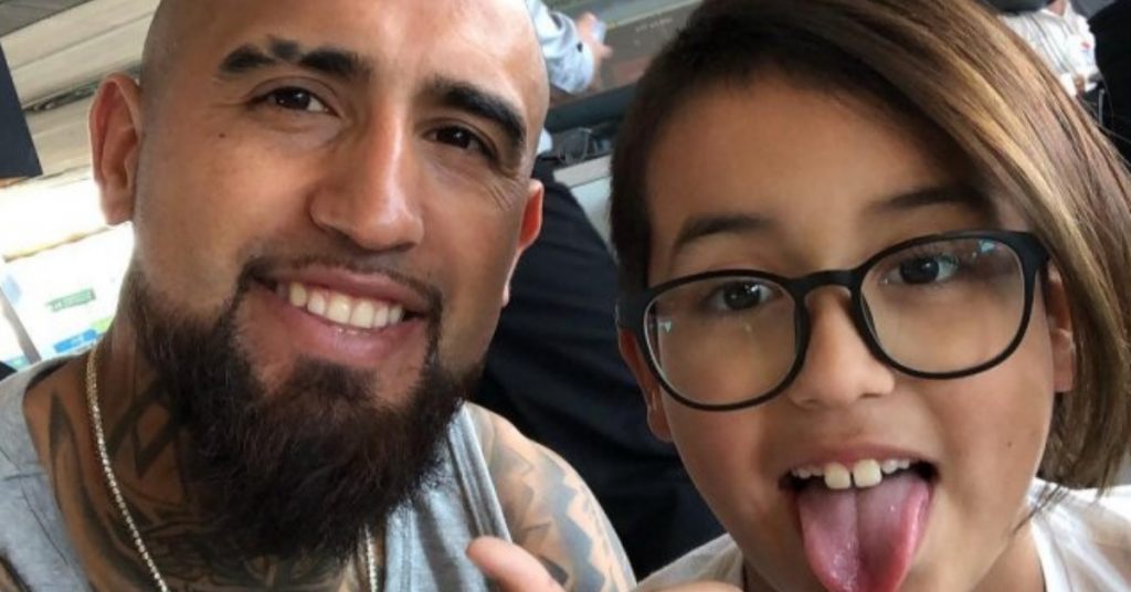 “No hay un te quiero más profundo”: Hijo de Arturo Vidal presentó a su polola a través de redes sociales
