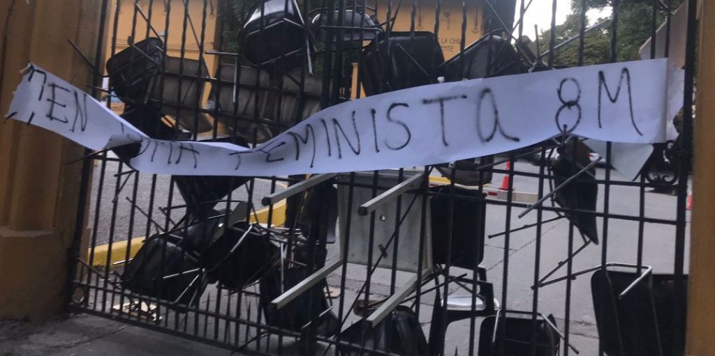 Facultad de la U. Chile amanece en “toma feminista”