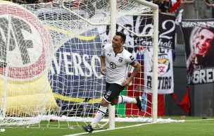 [FOTO] No lo olvidan: Hinchas de Colo Colo se acuerdan de Esteban Paredes con camiseta gigante