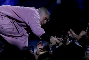 Fotos: Niño recibió inesperado obsequio de Bad Bunny durante show en Viña
