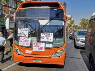 Carabineros dispersa a manifestantes que cortan el tránsito en Tobalaba