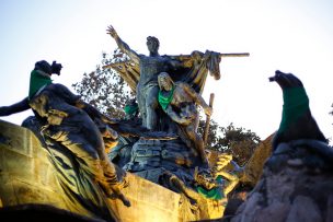 Estatuas de Santiago amanecen con pañuelos verdes en señal de apoyo al feminismo