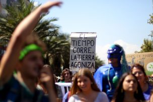 Miles de jóvenes participan en marcha por el Cambio Climático en Santiago