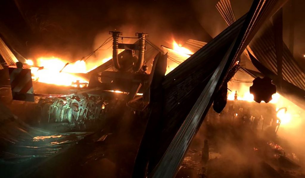 Ataque incendiario destruye una casa en Victoria: Encapuchados dejaron lienzos alusivos a la causa mapuche