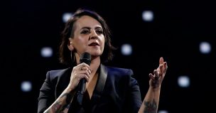 Acompañada y con ironía: Así fue como Jani Dueñas hizo reír en su presentación tras fracaso en Viña