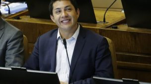 Molestia en diputadas del Frente Amplio tras regalo de parlamentario RN por el 8M