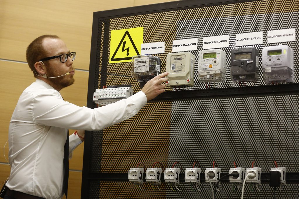 Gobierno buscará que empresas eléctricas compren los medidores antiguos al momento del cambio