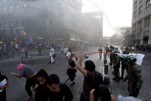 Con incidentes y detenidos culminó marcha contra Bolsonaro en Santiago