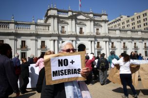 Adultos mayores protestaron frente a La Moneda pidiendo mejor calidad de vida